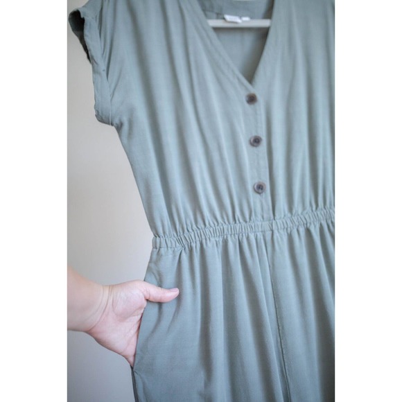 Gap Moss Green Womens Viscose V-Neck Jumpsuit Romper with Buttons Pockets SZ S - Picture 3 of 7